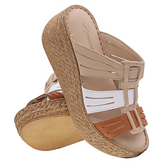 Wysokie klapki damskie na koturnie